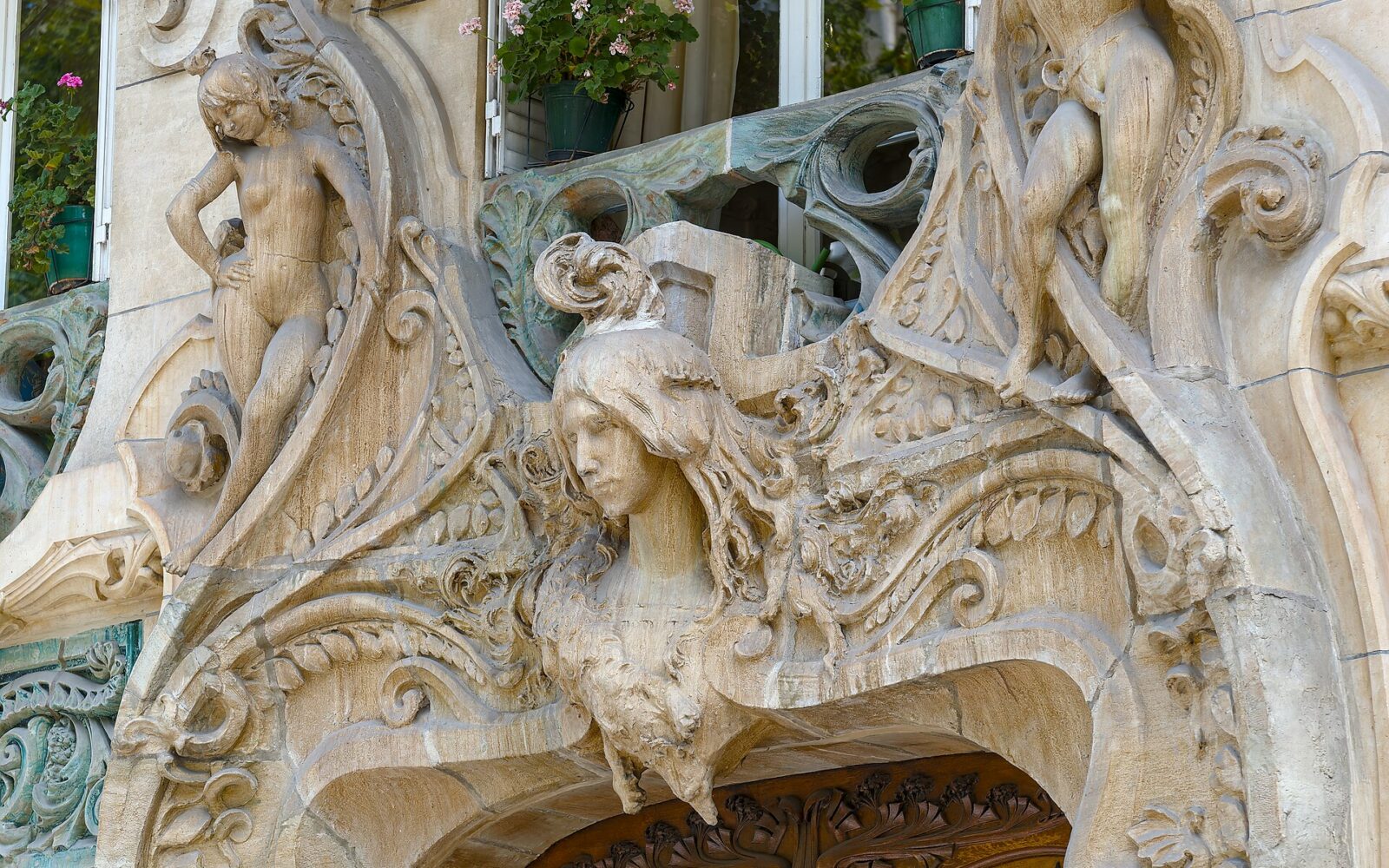 La façade sculptée de l'immeuble Lavirotte, avenue Rapp