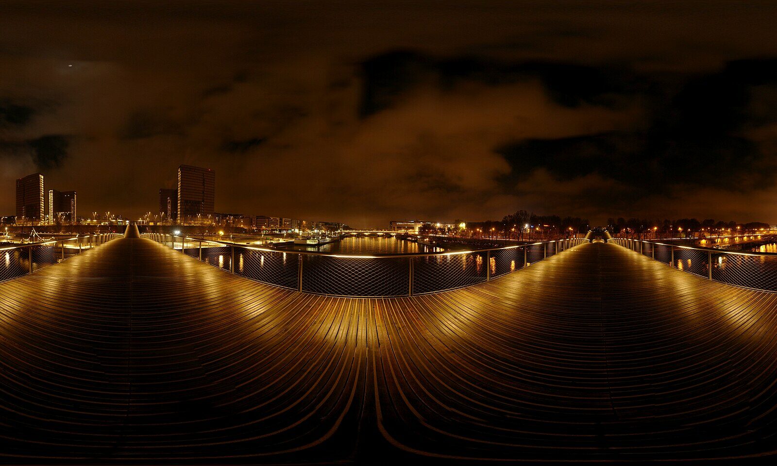 La passerelle Simone-de-Beauvoir entre Bercy et la BNF