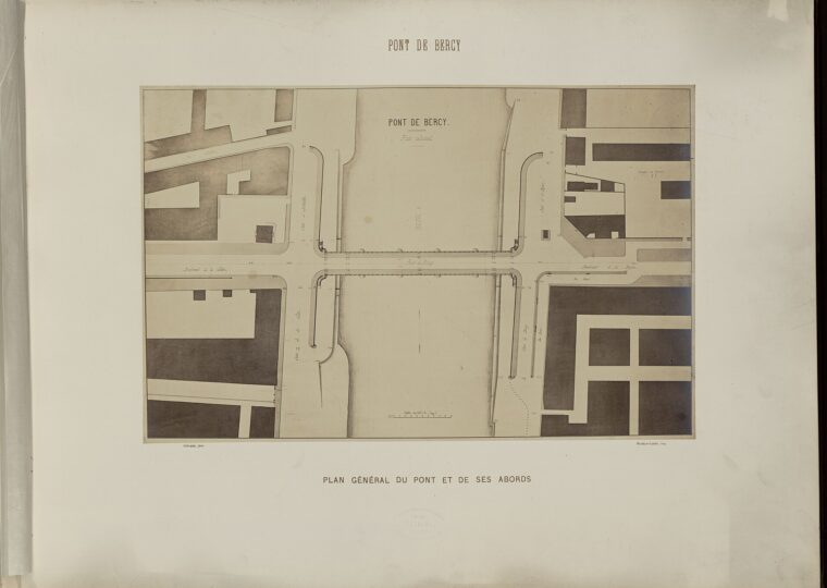 Le pont de Bercy et ses arcades pendant une crue