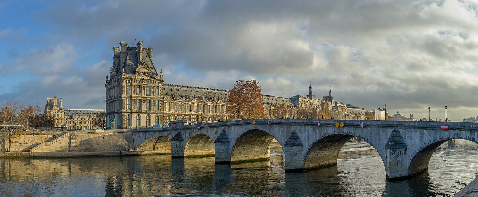 Le pont Royal et le Louvre au bord de la Seine
