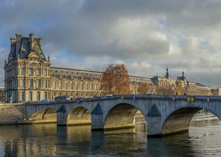 Le pont Royal et le Louvre au bord de la Seine