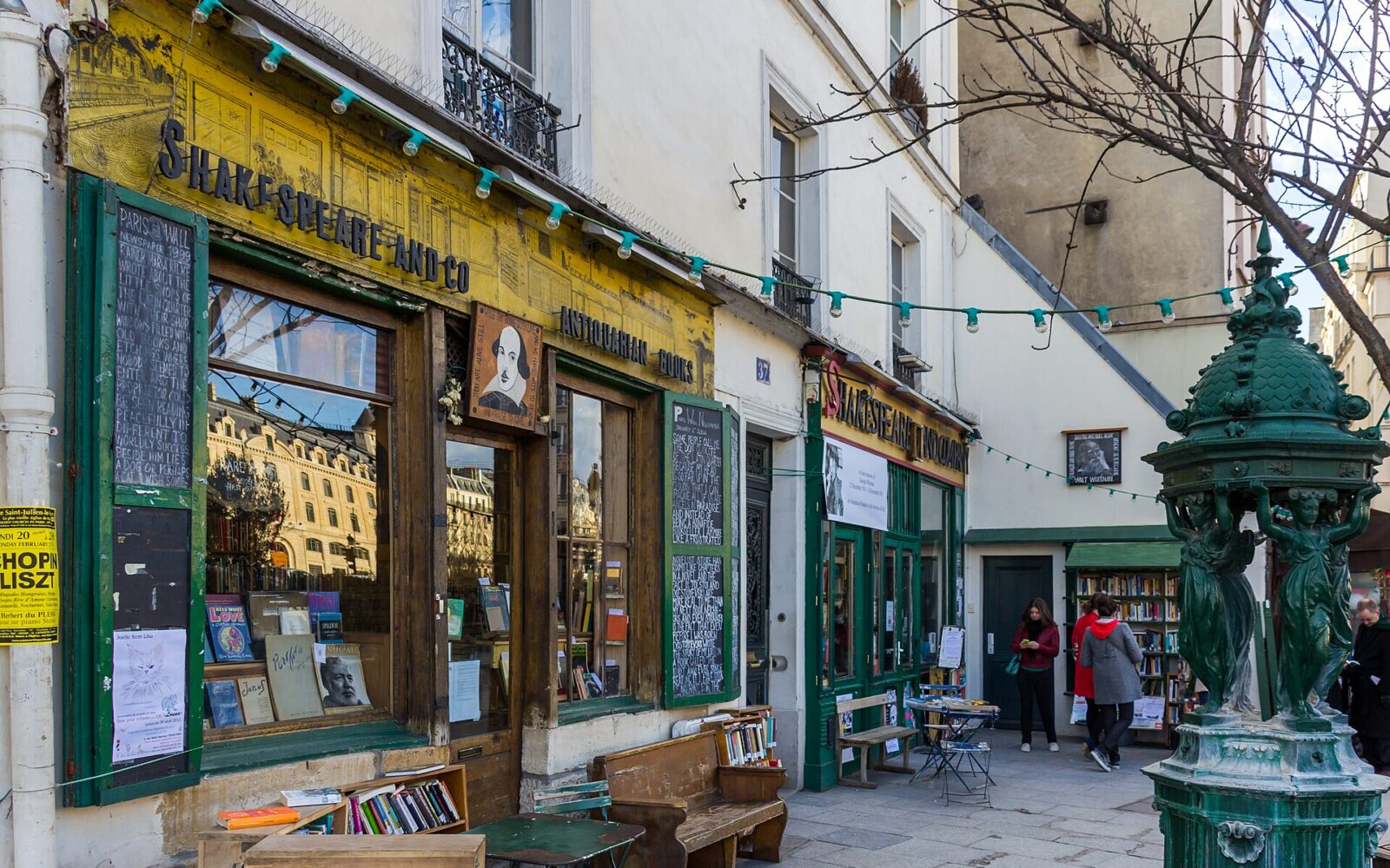 La devanture verte de Shakespeare and Company