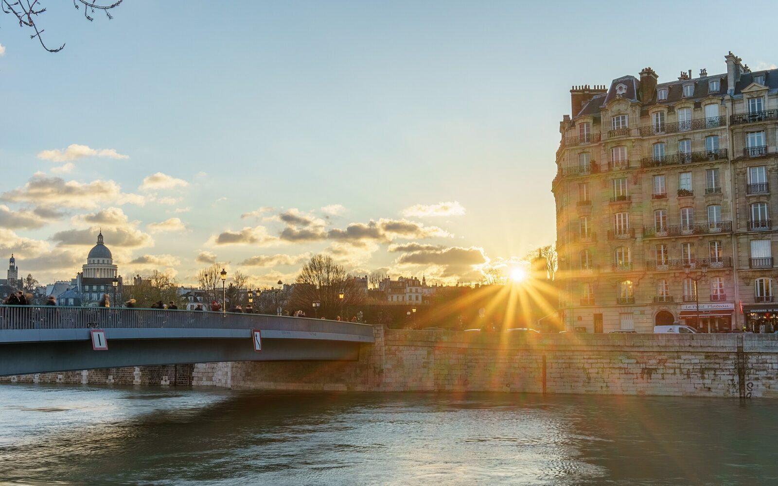 Le pont Saint-Louis au couchant, entre les deux îles