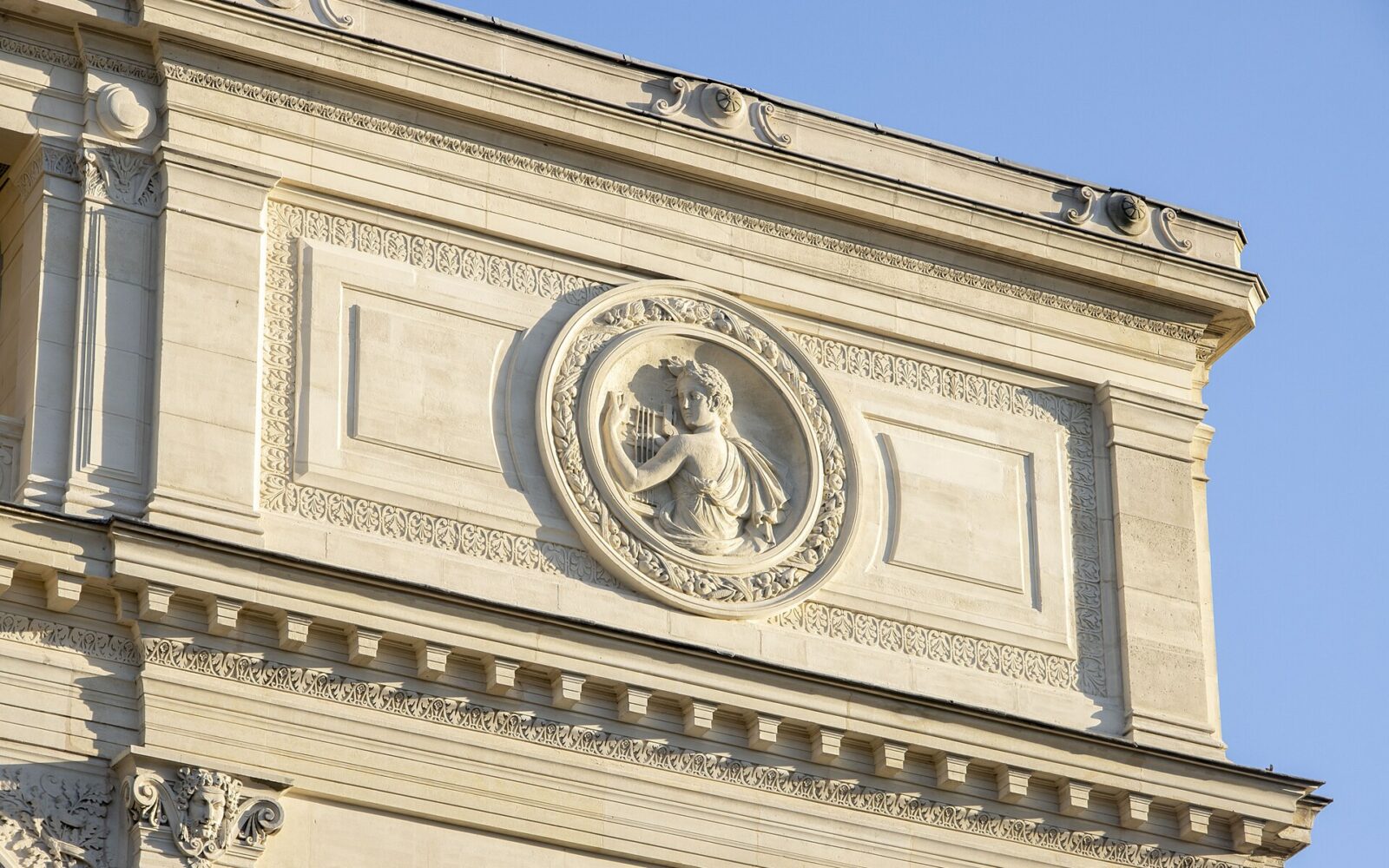 La façade du théâtre Sarah-Bernhardt, place du Châtelet