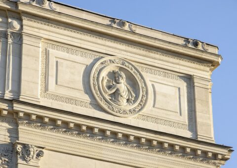 La façade du théâtre Sarah-Bernhardt, place du Châtelet
