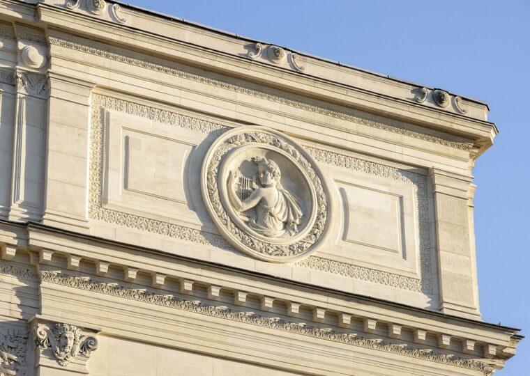 La façade du théâtre Sarah-Bernhardt, place du Châtelet