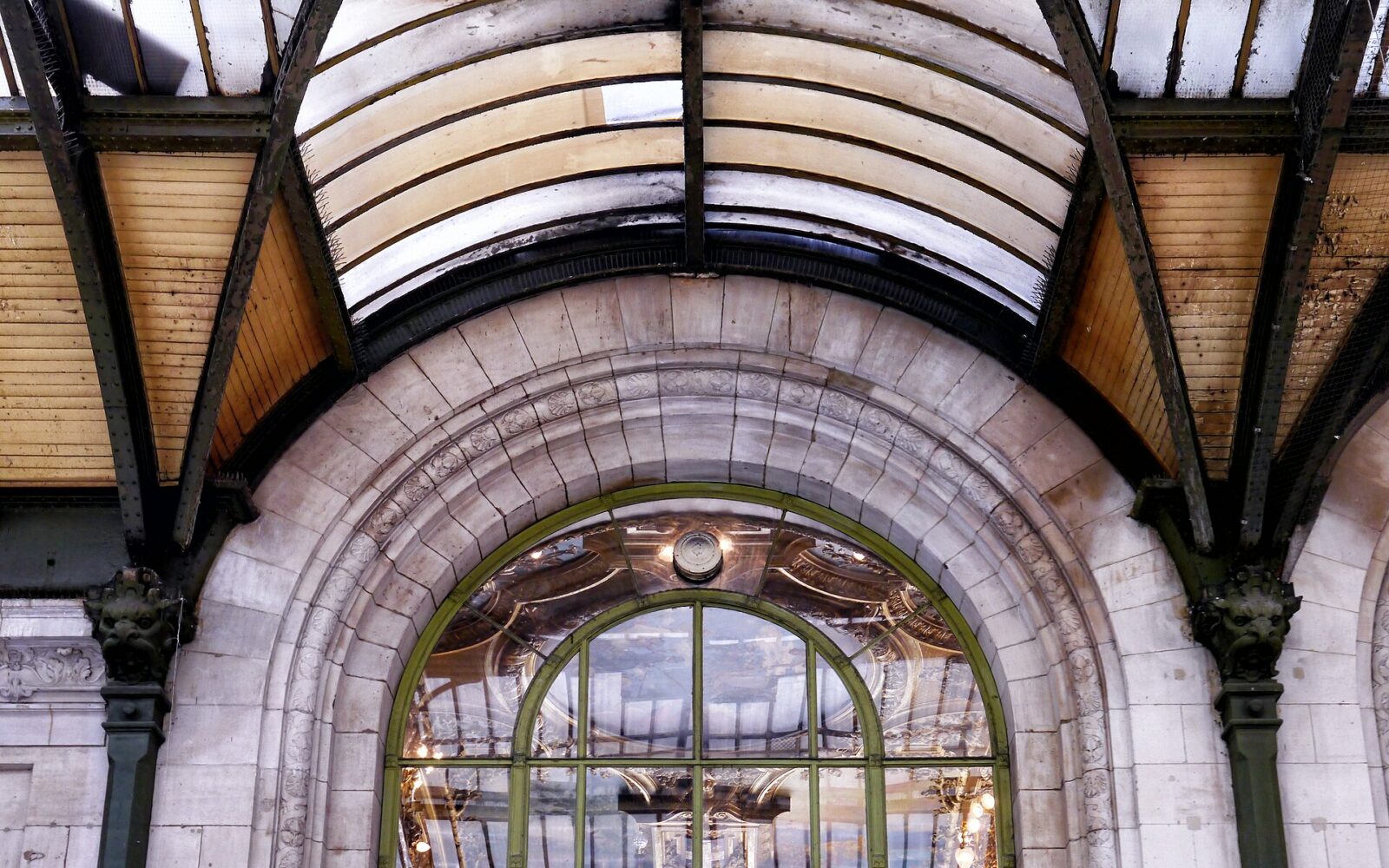 La salle dorée du Train Bleu, gare de Lyon