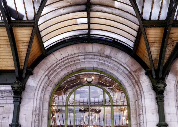 La salle dorée du Train Bleu, gare de Lyon