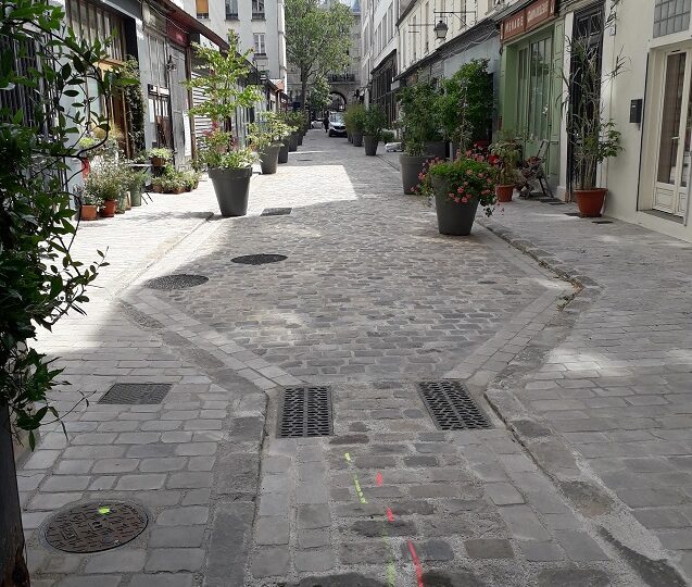 Le passage du Désir, allée pavée bordée de maisons basses en briques et pierre