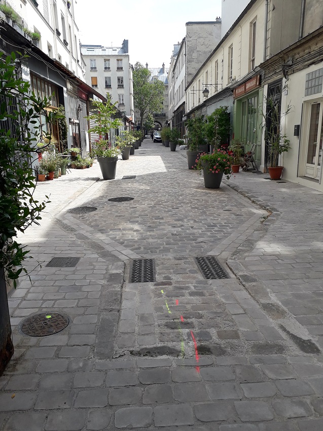 Le passage du Désir, allée pavée bordée de maisons basses en briques et pierre