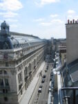 La rue de Lille à Paris, où brille le décor 1900 du Bistrot de Paris