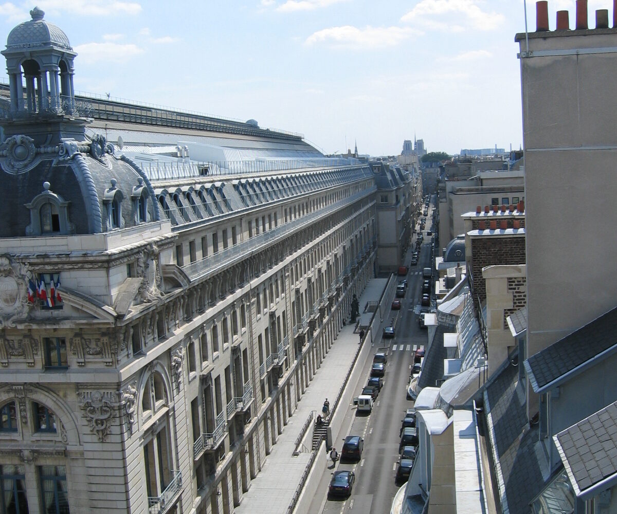 La rue de Lille à Paris, où brille le décor 1900 du Bistrot de Paris