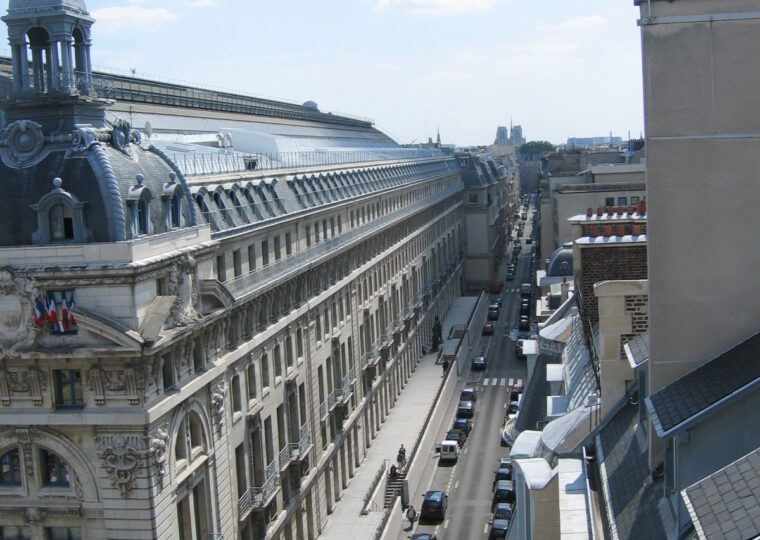 La rue de Lille à Paris, où brille le décor 1900 du Bistrot de Paris