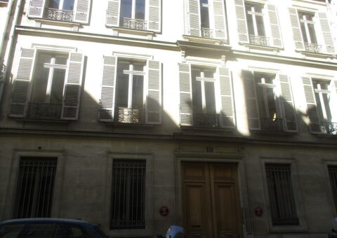 Un immeuble de la rue Jean-Mermoz, dans le 8e arrondissement de Paris