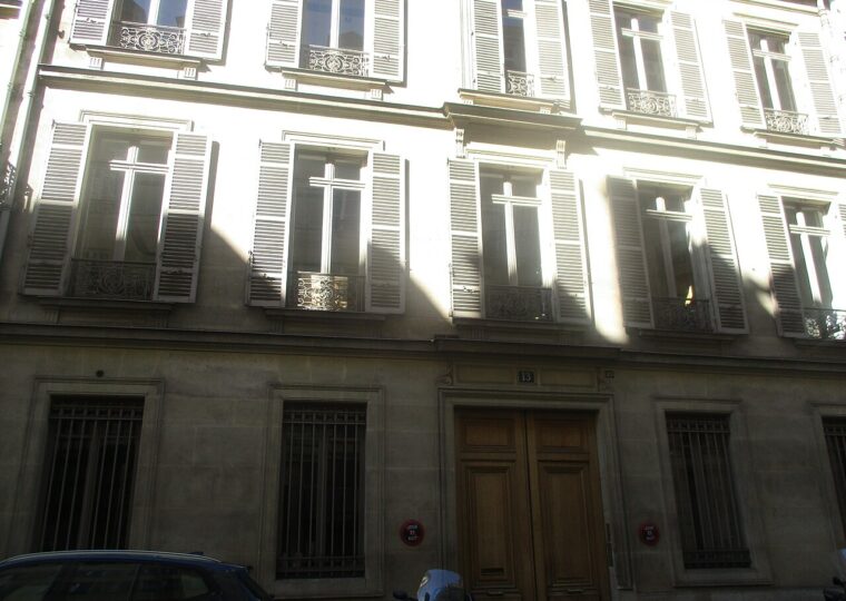 Un immeuble de la rue Jean-Mermoz, dans le 8e arrondissement de Paris