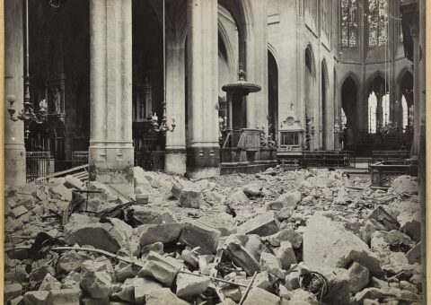La nef de l'église Saint-Gervais éventrée par l'obus du 29 mars 1918, colonnes debout au milieu des gravats