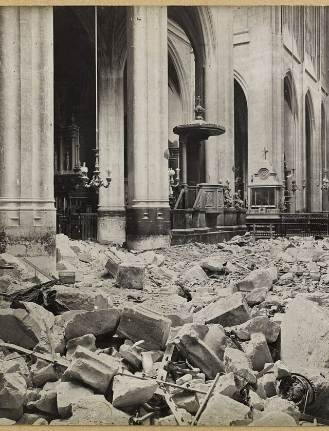 La nef de l'église Saint-Gervais éventrée par l'obus du 29 mars 1918, colonnes debout au milieu des gravats