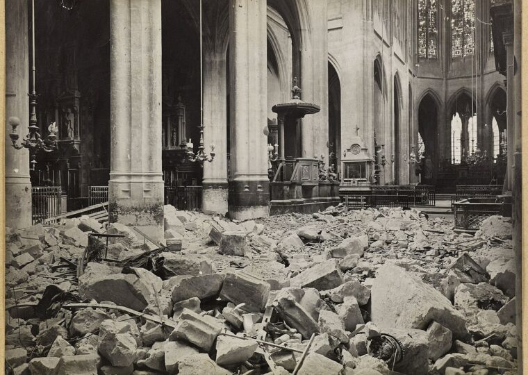 La nef de l'église Saint-Gervais éventrée par l'obus du 29 mars 1918, colonnes debout au milieu des gravats