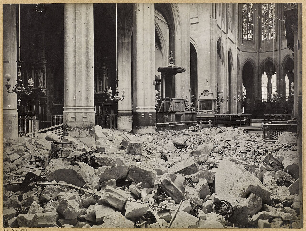 La nef de l'église Saint-Gervais éventrée par l'obus du 29 mars 1918, colonnes debout au milieu des gravats