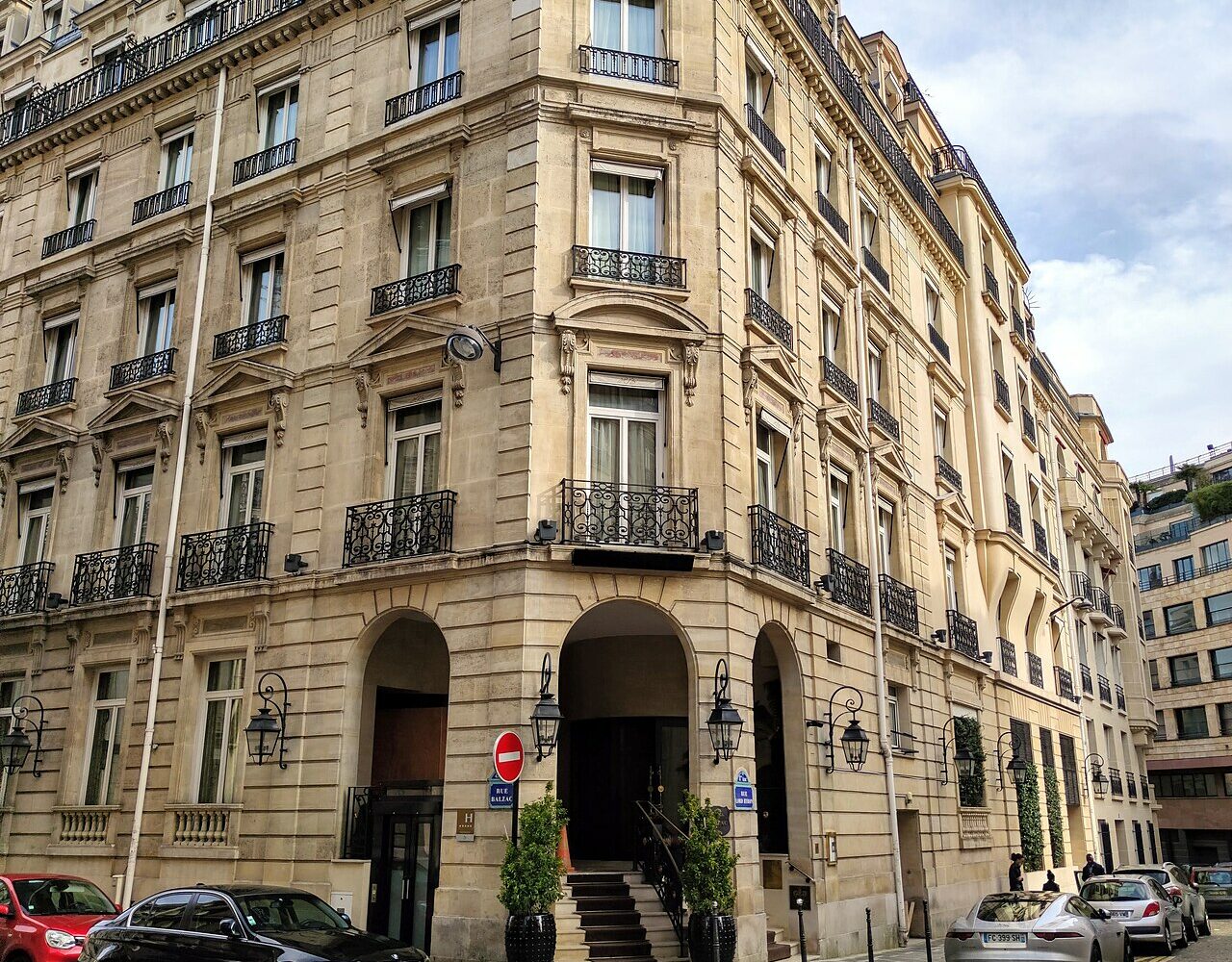 La façade du 6 rue Balzac, dans le 8e arrondissement de Paris