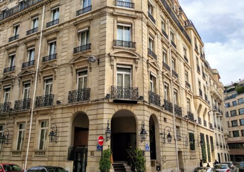 La façade du 6 rue Balzac, dans le 8e arrondissement de Paris