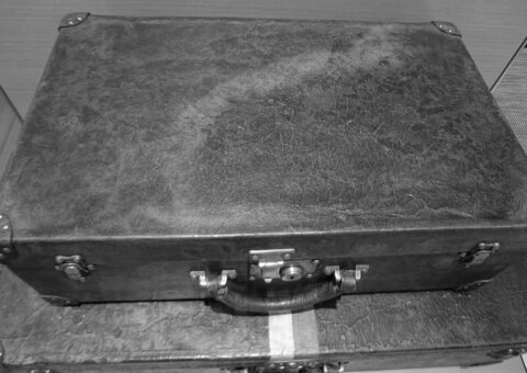 Bagage ancien de Louis Vuitton au couvercle parfaitement plat, coins renforcés et serrure centrale