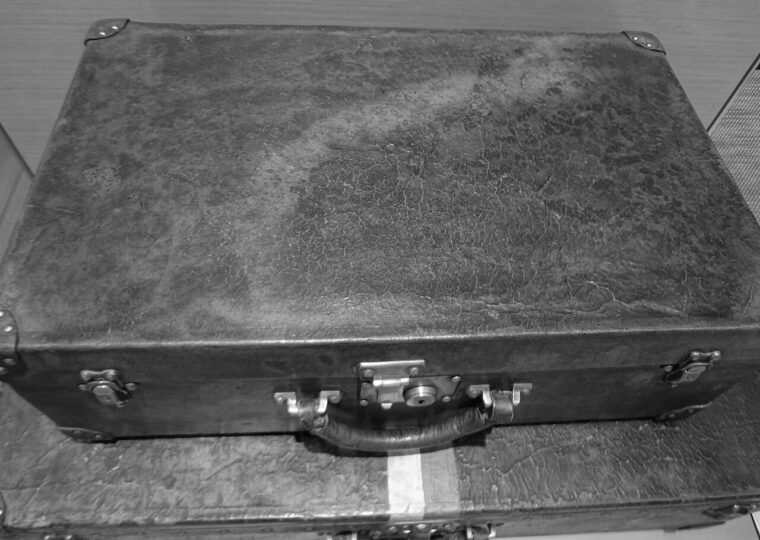 Bagage ancien de Louis Vuitton au couvercle parfaitement plat, coins renforcés et serrure centrale