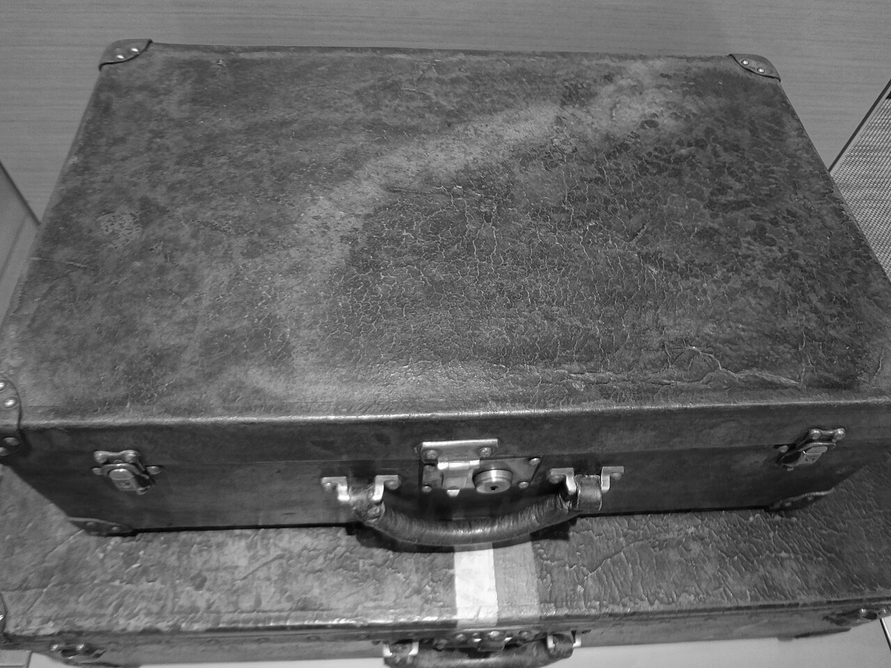 Bagage ancien de Louis Vuitton au couvercle parfaitement plat, coins renforcés et serrure centrale