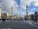 Les deux colonnes de la barrière du Trône encadrant l'avenue, avec leurs statues au sommet
