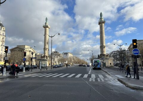 Les deux colonnes de la barrière du Trône encadrant l'avenue, avec leurs statues au sommet