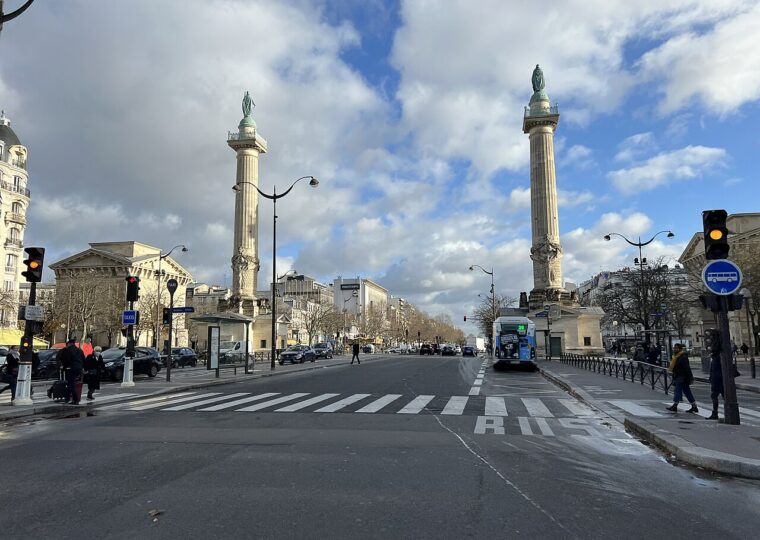 Les deux colonnes de la barrière du Trône encadrant l'avenue, avec leurs statues au sommet