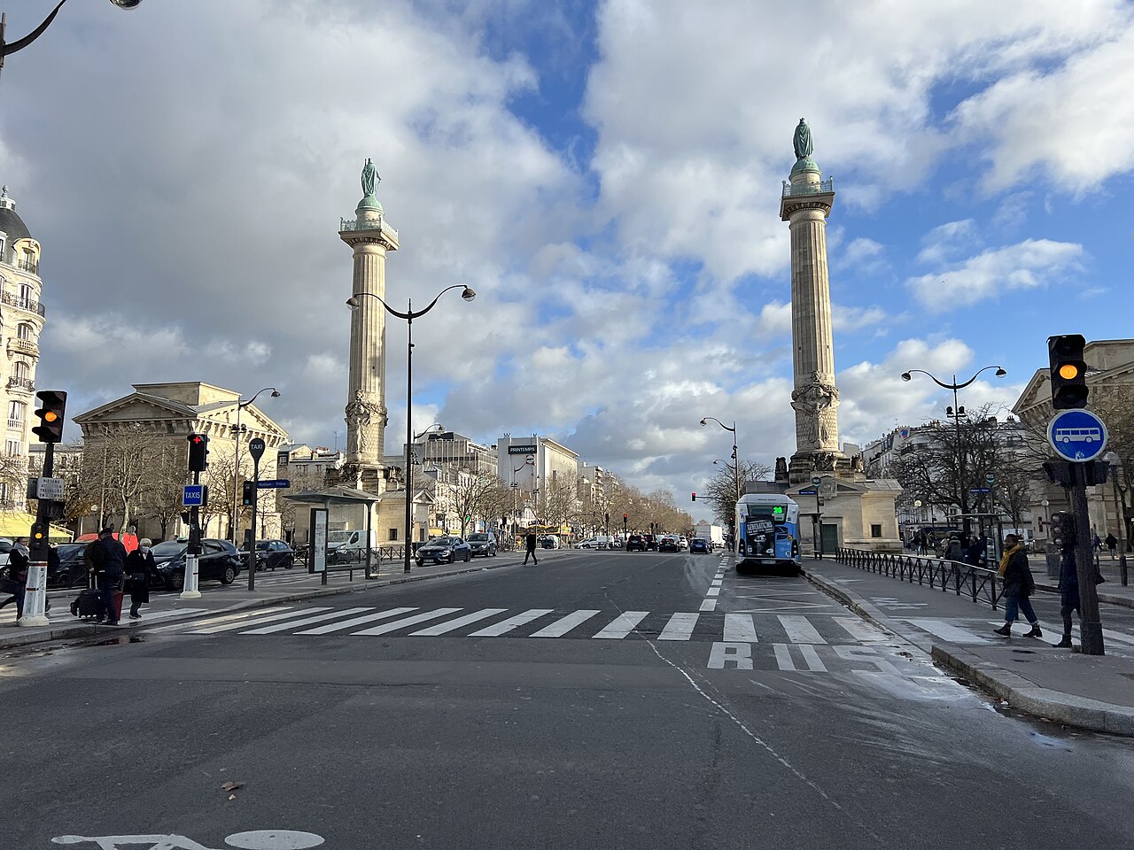 Les deux colonnes de la barrière du Trône encadrant l'avenue, avec leurs statues au sommet