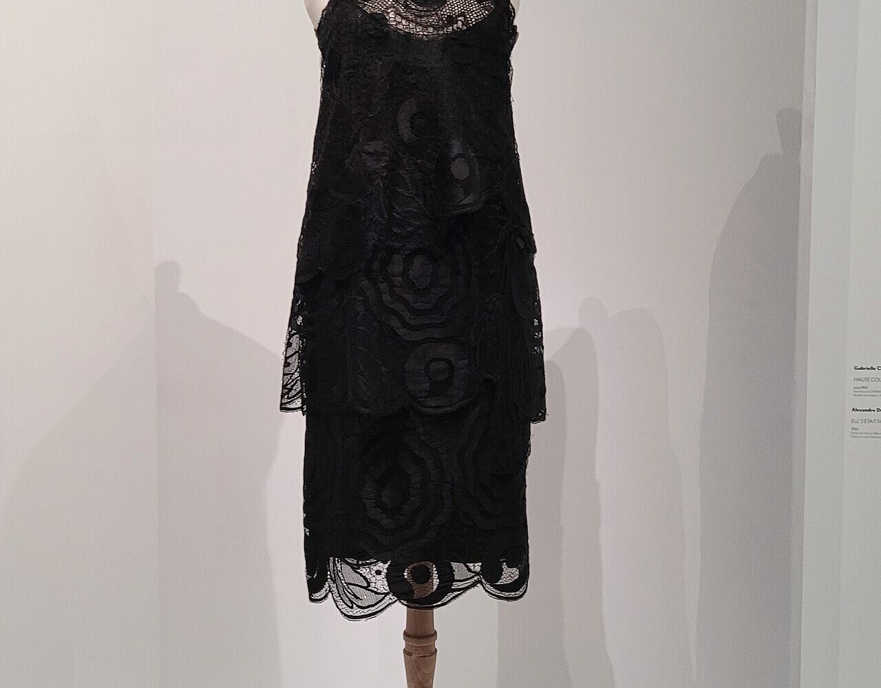 Une robe noire de Gabrielle Chanel présentée sur un mannequin de musée
