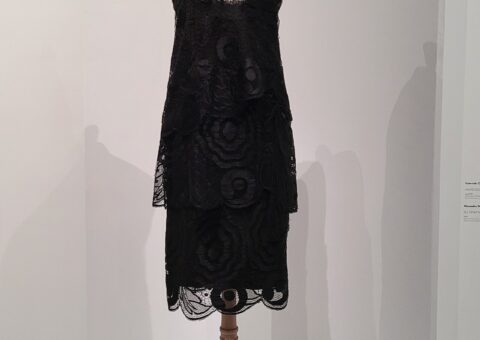 Une robe noire de Gabrielle Chanel présentée sur un mannequin de musée