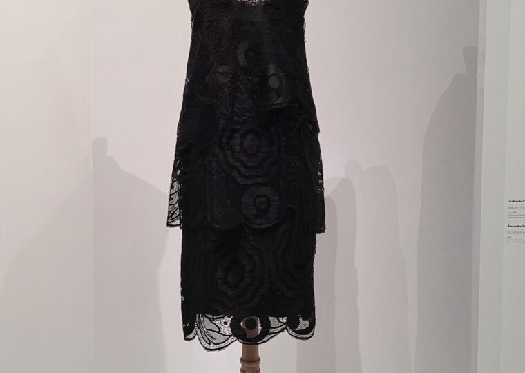 Une robe noire de Gabrielle Chanel présentée sur un mannequin de musée