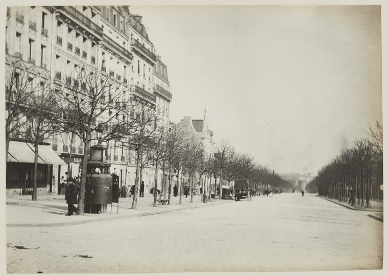 Le boulevard Arago vers 1890, une vespasienne de fonte sur le trottoir de gauche