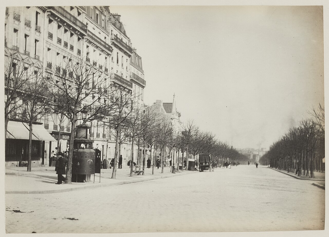 Le boulevard Arago vers 1890, une vespasienne de fonte sur le trottoir de gauche
