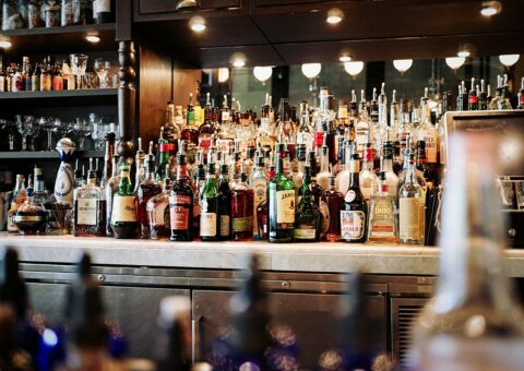 Le mur de bouteilles d'un comptoir de bar, en enfilade