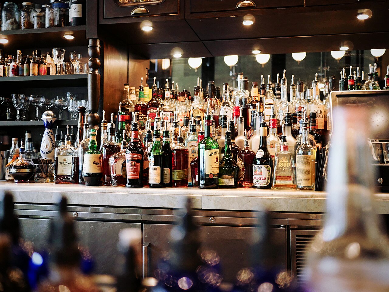 Le mur de bouteilles d'un comptoir de bar, en enfilade