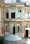 La cour d'honneur de l'hôtel d'Aumont et son perron en fer à cheval, sous les mascarons de la façade