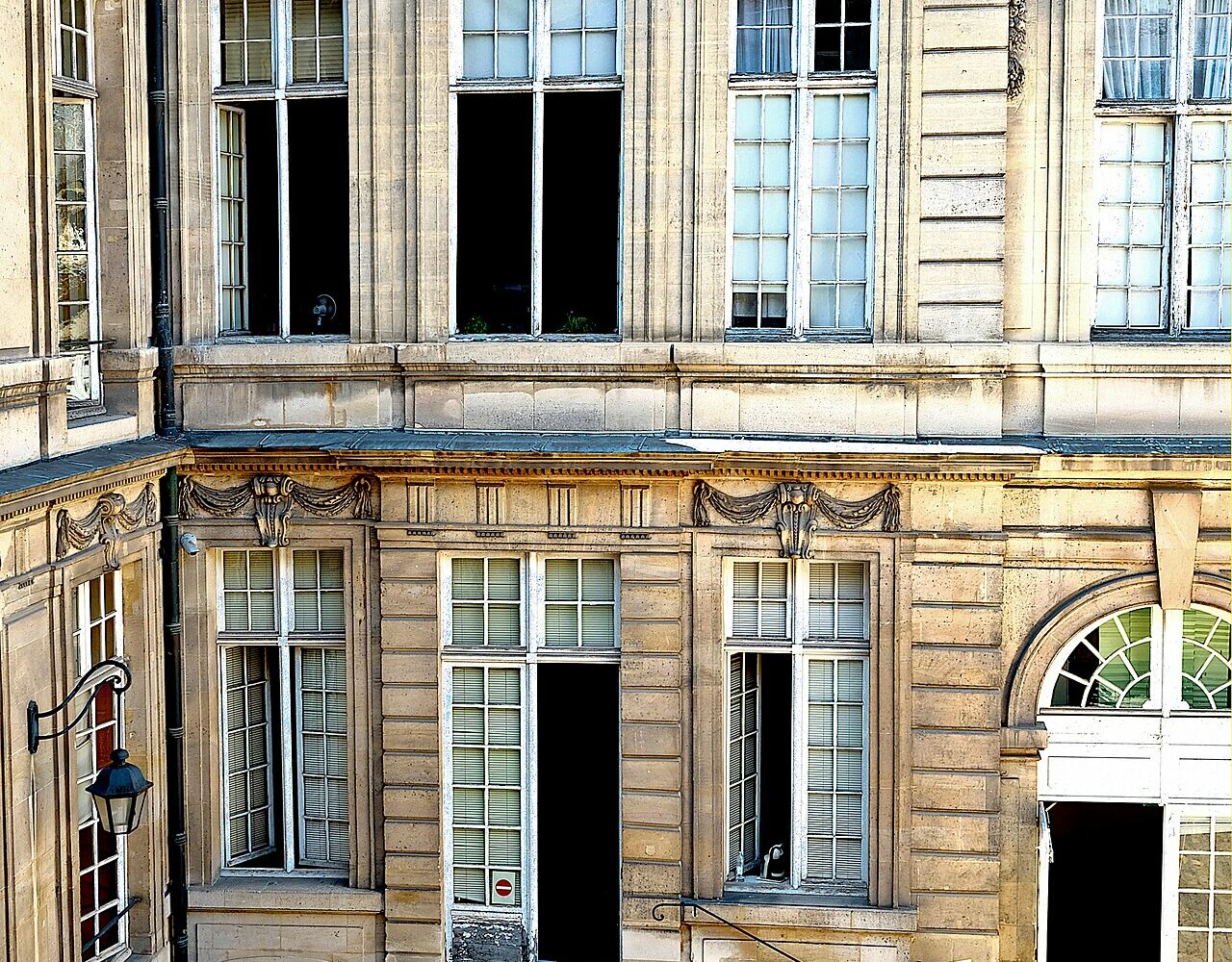La cour d'honneur de l'hôtel d'Aumont et son perron en fer à cheval, sous les mascarons de la façade