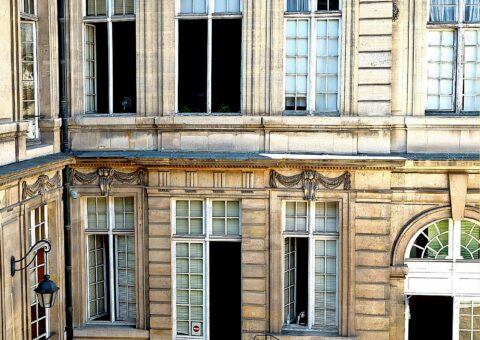 La cour d'honneur de l'hôtel d'Aumont et son perron en fer à cheval, sous les mascarons de la façade