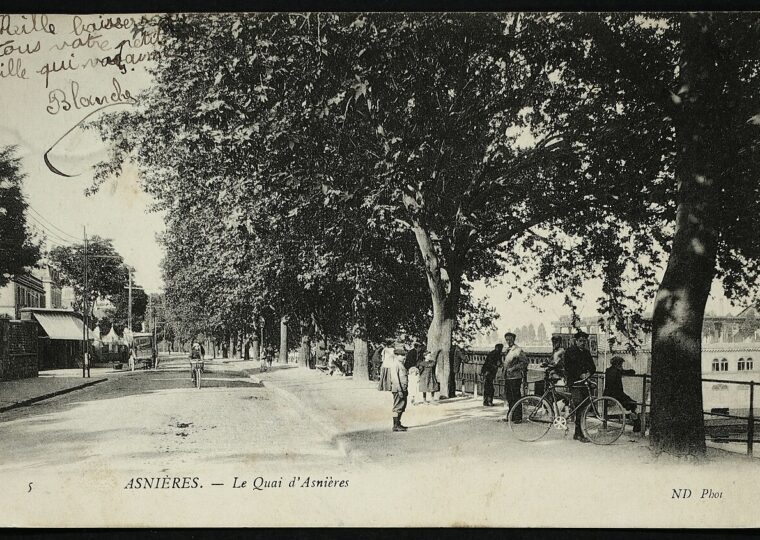 Carte postale ancienne du quai d'Asnières, ses platanes, ses promeneurs et une bicyclette appuyée contre un arbre