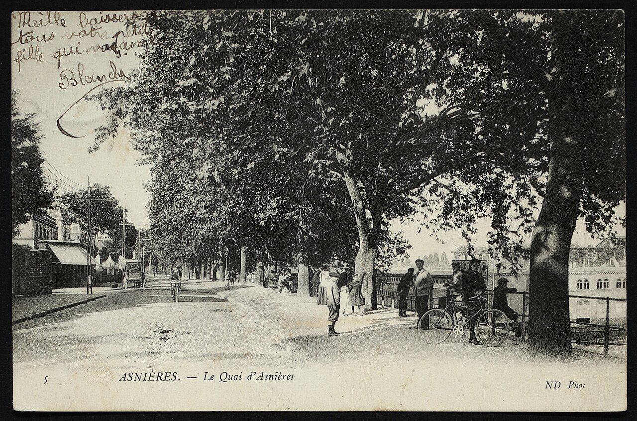 Carte postale ancienne du quai d'Asnières, ses platanes, ses promeneurs et une bicyclette appuyée contre un arbre
