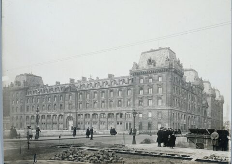 La façade de la caserne de la Cité, siège de la préfecture de police, photographiée par Charles Lansiaux au début du XXe siècle