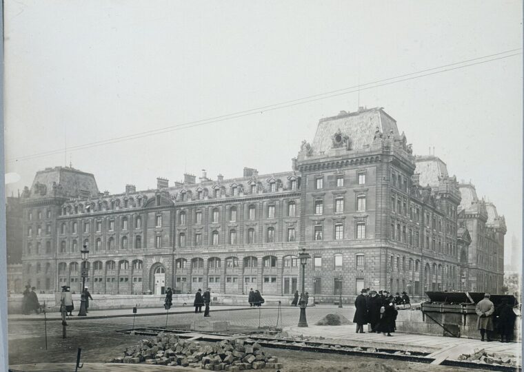 La façade de la caserne de la Cité, siège de la préfecture de police, photographiée par Charles Lansiaux au début du XXe siècle