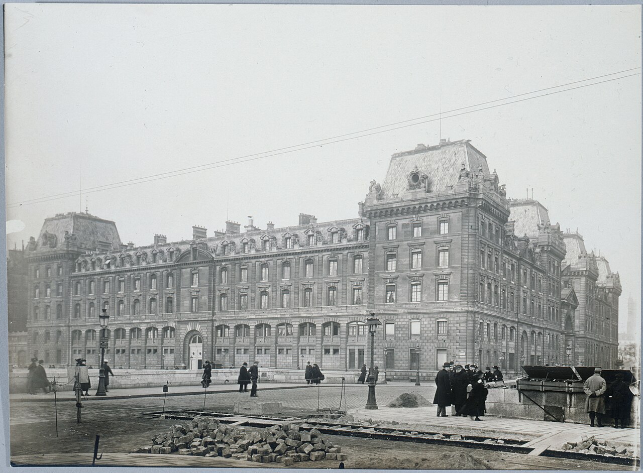 La façade de la caserne de la Cité, siège de la préfecture de police, photographiée par Charles Lansiaux au début du XXe siècle