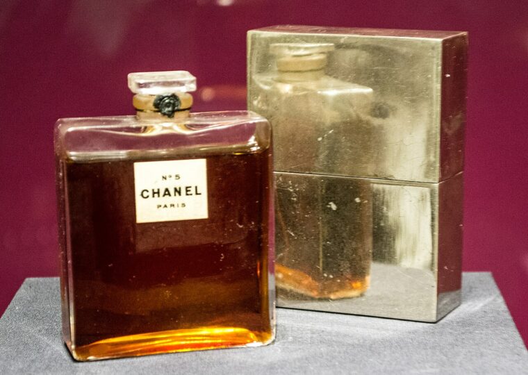 Un flacon ancien de N°5 de Chanel et son coffret doré
