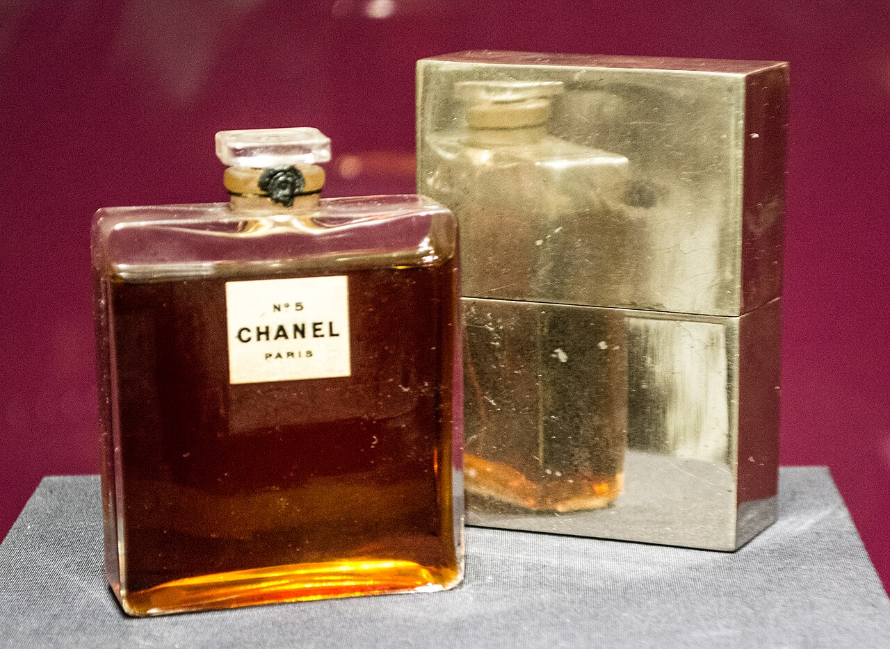 Un flacon ancien de N°5 de Chanel et son coffret doré