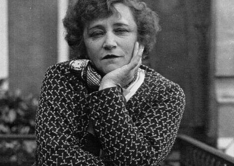 Colette accoudée à un balcon, la joue appuyée sur la main, en 1932